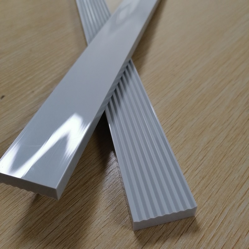 Tilpassede plastprofiler med skinnende overfladebehandling PVC ekstruderingsprofil flad strimmel